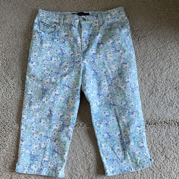Floral print denim capris. Size 12P - Picture 2 of 6